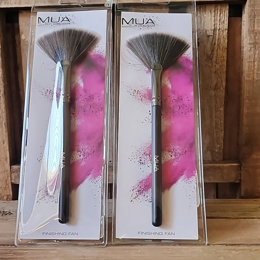 (2) MUA Finishing Fan Brush